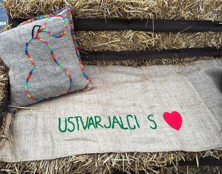 Jesenska postavitev navdušuje mimoidoče na Brdinjah (5)